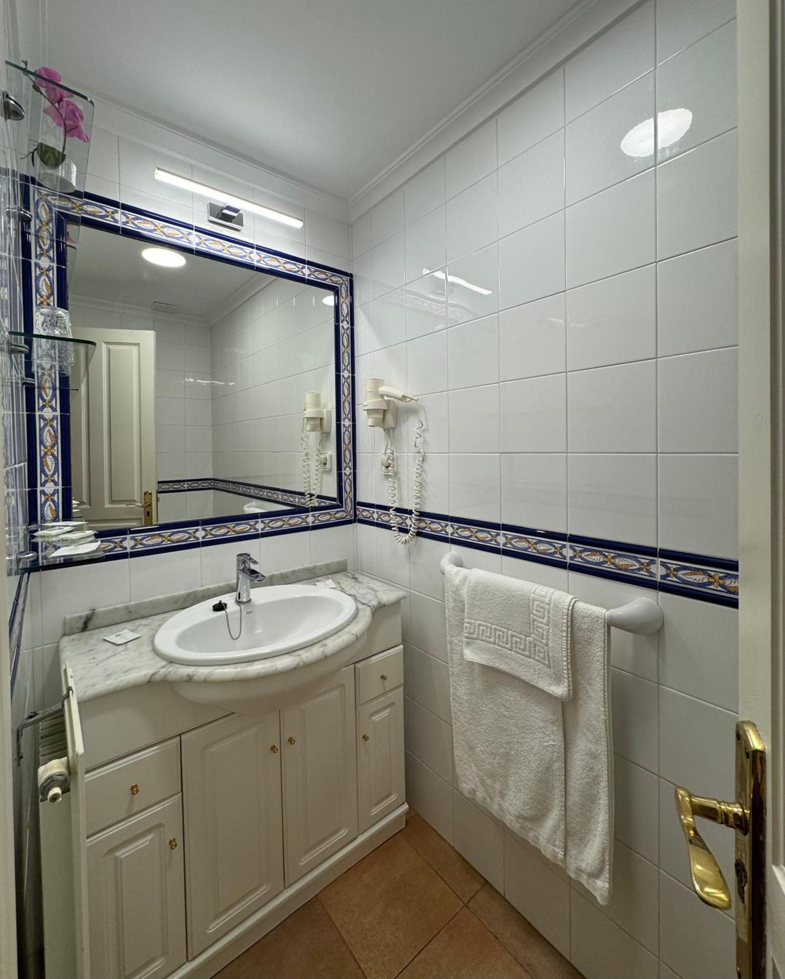Hosteria Miguel Angel Сантильяна-дель-Мар Экстерьер фото